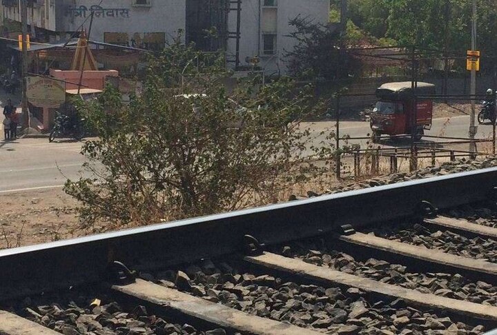 Pune Couple Commit Suicide By Jumping In Front Of Train पुण्यात प्रेमी युगुलाची रेल्वेखाली उडी