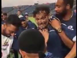 मुंबई इंडियन्ससह रोहितचं मैदानावरच बर्थडे सेलिब्रेशन