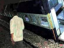 दिल्ली-फैजाबाद एक्स्प्रेसचे डबे घसरले, 50 प्रवासी जखमी