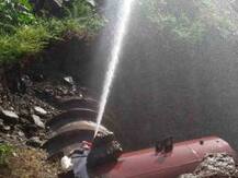 पुण्यात पाईपलाईन फुटून फवारे, हजारो लीटर पाणी वाया