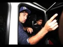 भडकलेल्या रणबीरचा पत्रकाराचा फोन हिसकावून पोबारा