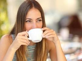 A New Study Says Add Milk To Tea Or Coffee Is Good For Teeth चहा असा बनवा, दात कधीही पिवळे पडणार नाहीत!