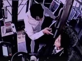 Man Brutally Beats Female Bus Driver After Being Objected For Smoking Video Goes Viral VIDEO : धुम्रपान करु न दिल्याने प्रवाशाची महिला चालकाला मारहाण