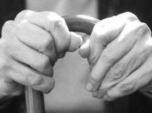 ...आणि 81 वर्षांच्या आजीने चोराला धडा शिकवला!