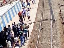 दीड तासाच्या खोळंब्यानंतर लोकल वाहतूक सुरु