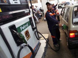 Petrol Price Hiked By 5 Paise Diesel By Rs 1 26 पेट्रोल आणि डिझेल पुन्हा महागलं