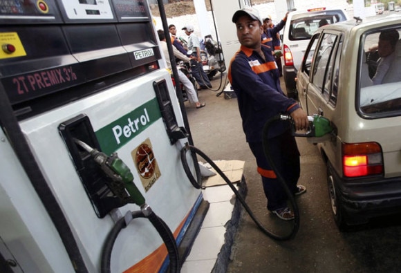 Mumbai Oil Companies Sell Petrol At Rs 29 Government Adds Another Rs 48 In Taxes पेट्रोलची मूळ किंमत 29 रुपये, त्यात टॅक्सची भर 48 रुपयांची!