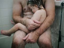 Facebook Pic Of Dad Cradling Baby In Shower Goes Viral Prompts Debate व्हायरल होणारा फोटो फेसबुकने का हटवला?