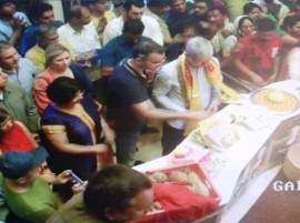 Apple Ceo Tim Cook Pays Obeisance At Siddhivinayak Temple 'अॅपल'चे सीईओ टिम कूक सिद्धिविनायकाच्या दर्शनाला