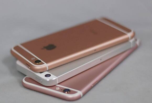 3) बजेट 15 ते 20 हजार--- IPhone SE (32GB) फोटोग्राफीसाठीच वापरायचा असेल तर 20 हजाराच्या खाली हा सर्वात बेस्ट फोन आहे. आयफोनच्या सॉफ्टवेअरमुळे फोटोंना चांगला दर्जा आहे. फक्त याचा स्क्रीन 4 इंच असल्यामुळे काहींना तो वापरायला अवघड वाटू शकतो. पण फोटोचा दर्जा उत्तम आहे यात शंका नाही.