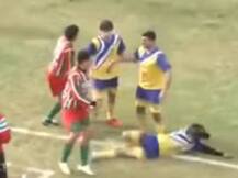 VIDEO: मॅचदरम्यान फुटबॉलपटूचा मैदानावरच मृत्यू