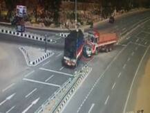 VIDEO : दोन ट्रकच्या मध्ये सापडलेल्या कारचा चेंदामेंदा