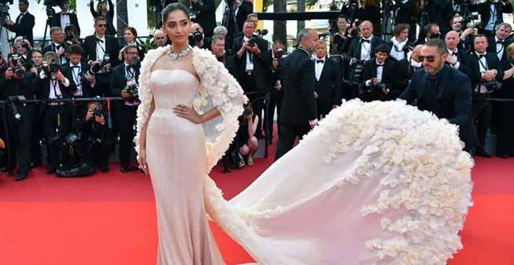 रेड कार्पेटवरील सोनमच्या या ड्रेसचीही सोशल मीडियावर बरीच खिल्ली उडविण्यात आली होती. 