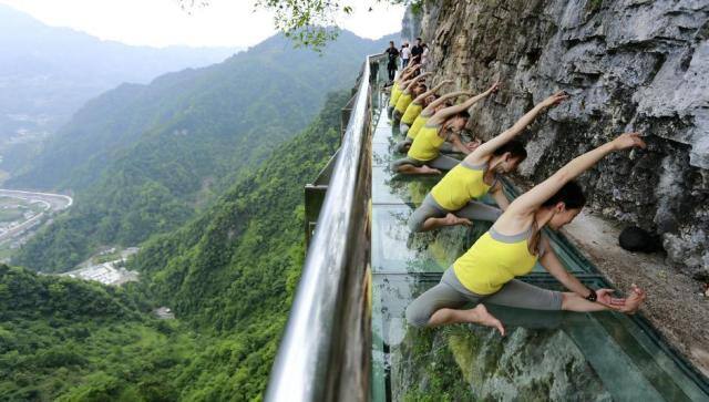 7500 मीटरचा क्लिफ रोड 6300 मीटर दगड आणि 236 मीटर काच वापरुन तयार करण्यात आला आहे.