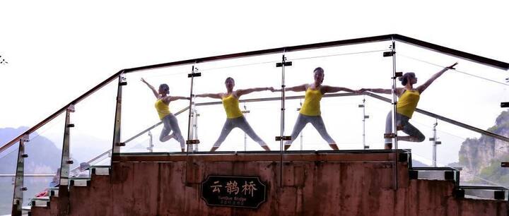 हे रोड व्हॅलीपासून जवळजवळ 166 मीटर उंच आहे.