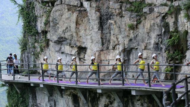 क्लिफ रोड चीनमधील सर्वाधिक खतरनाक रोड मानला जातो. 