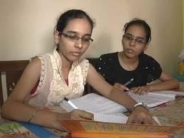 Mumbai Twin Sisters Got Same Marks In Hsc Exam जुळ्या बहिणींचं यशही जुळं, बारावीत दोघींना समान गुण