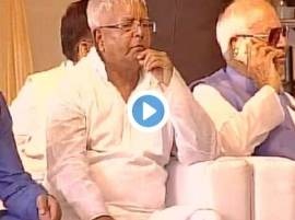 Farooq Abdullah Draws Flak For Using Phone During National Anthem VIDEO : राष्ट्रगीत सुरु असताना फारुख अब्दुल्ला फोनवर व्यस्त!