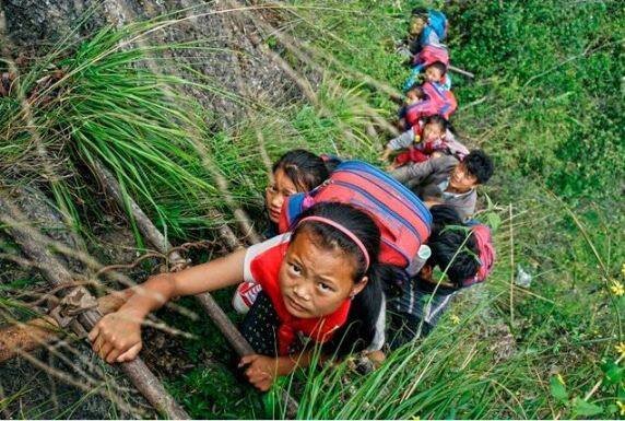 बीजिंगच्या 'द गार्डियन'मध्ये छापून आलेल्या वृत्तानुसार 800 मी. उंच चढून ही मुलं चक्क शाळेत जातात. शाळेत जाण्यासाठी या मुलांना ही सारी कसरत करावी लागते. 