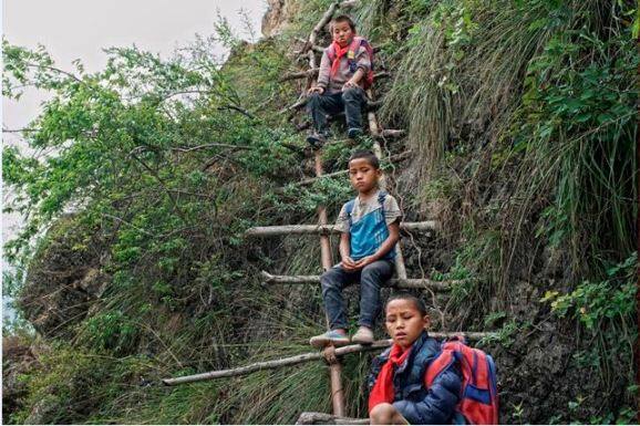 या फोटोमध्ये 800 मी. उंचीवर जाऊन ही मुलं शिक्षण घेतात. हे फोटो चैन जी या फोटोग्राफरनं काढले आहेत.