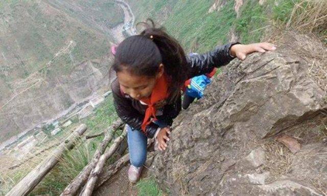 या गावातील 15 मुलं रोज 800 मी. उंच डोंगर चढ-उतार करतात. 