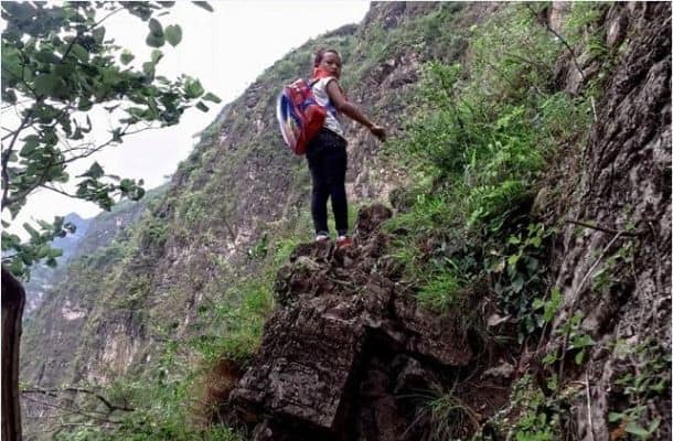 डोंगर चढून गेल्यानंतरही या मुलांना शाळेत पोहचण्यासाठी बरीच पायपीट करावी लागते. 