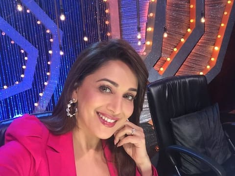 'धकधक गर्ल' माधुरीची नेटकऱ्यांना भुरळ