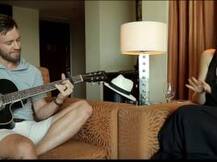 क्रिकेटसोबत गायक डिव्हिलियर्स, बायकोसाठी गिटार वादन, पाहा व्हिडीओ