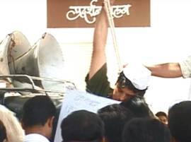 Sangli Congress Agitation आंदोलनादरम्यान कार्यकर्त्याचा पाय घसरला, काँग्रेस आंदोलकाला गळफास