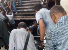 वसई रेल्वे स्थानकात गटाराची स्लॅब कोसळून 15 प्रवासी जखमी Slab On Gutter Collapsed In Vasai Railway Station वसई रेल्वे स्थानकात गटाराची स्लॅब कोसळून 15 प्रवासी जखमी
