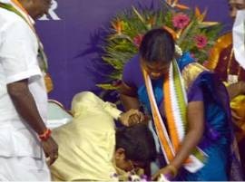 Puducherry Lg Kiran Bedi Touches Congress Mlas Feet जेव्हा किरण बेदी काँग्रेस आमदाराच्या पाया पडतात...