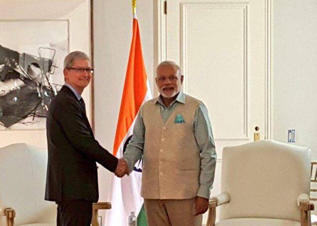 अॅपलचे सीईओ टीम कूक यांना भारतात आयफोनच्या विक्रीचा खप वाढवायचा आहे. भारत दौऱ्यात त्यांनी मॅन्युफॅक्चरिंगबाबतही चर्चा केली होती. तसेच येथे रिटेल स्टोअर सुरु करण्याचा प्रस्ताव ठेवला होता. कारण की, भारतीय बाजारात अॅपलची अवघी 2 टक्के भागीदारी आहे.