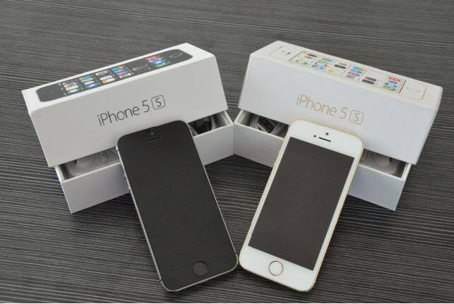 अॅपल आपले जुने आयफोन रीफर्बिश (वापरलेले मोबाइल नव्याने बनवून) अमेरिकेसह अनेक देशात विक्री करते. हे नव्या आयफोनपेक्षा बरेच स्वस्त असतात. जास्त किंमत असल्यानं अनेक जण आयफोन घेऊ शकत नाही. त्यामुळे असे स्वस्त स्मार्टफोन त्यांच्यासाठी आणण्याचा अॅपलचा विचार होता. पण तूर्तास अॅपलला वाट पाहावी लागणार आहे.