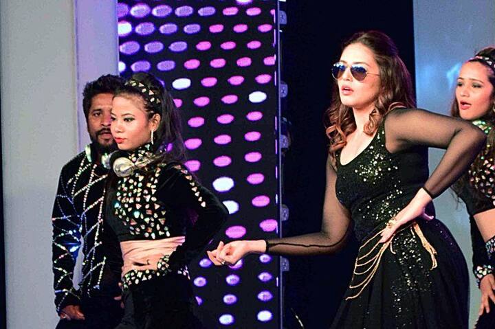 एका अवॉर्ड सोहळ्यात अभिनेत्री हुमा कुरेशीचे लटके-झटके
