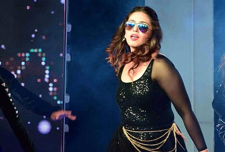 एका अवॉर्ड सोहळ्यात अभिनेत्री हुमा कुरेशीचे लटके-झटके