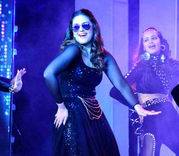 एका अवॉर्ड सोहळ्यात अभिनेत्री हुमा कुरेशीचे लटके-झटके