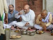 अमित शाहांचं दलित कुटुंबाच्या घरी जेवण, सपाची टीका