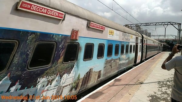 डेक्कन क्विनच्या वाढदिवसा निमित्त ट्रेन ला फुल आणि फुग्यांनी सजविण्यात आल.