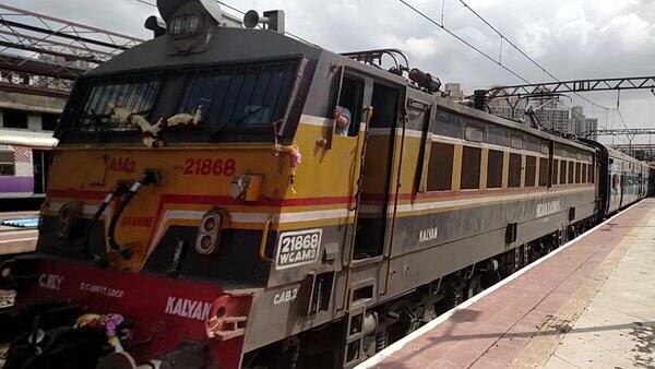 पुणे आणि मुबईच्या प्रवाश्यांना अखंड पणे सुविधा देणाऱ्या ट्रेनच्या कोच आता खूप जुन्या झाल्या असल्याने या ट्रेनच्या कोचेसच नुतनीकरण करण्यात याव अशी मागणी रेल्वे प्रवाशी वाहतूक संघटनाने केली आहे.