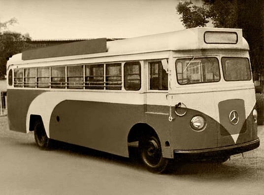 एसटी ची सेवा सुरु झाल्यानंतर 1960 मध्ये महाराष्ट्र राज्य परिवहन महामंडळा अंतर्गत बसेस चालवल्या जाऊ लागल्या. महाराष्ट्राचं एसटी महामंडळ हे देशातील तिसऱ्या क्रमांकाचं सर्वात मोठी बस सेवा देणारं महामंडळ आहे. 