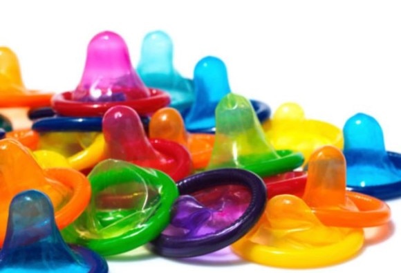 vishal bade blog on condom advertisement restrictions ब्लॉग : कंडोम म्हणायला आपण अजूनही का लाजतो?