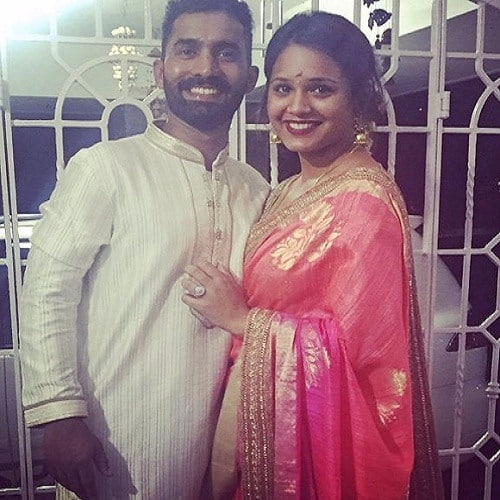 दिनेश कार्तिकः भारतीय संघाचा विकेटकिपर खेळाडू दिनेश कार्तिक आपल्या खेळापेक्षा वैवाहिक आयुष्यामुळेच जास्त चर्चेत राहिला आहे. दिनेश कार्तिकच्या पहिल्या पत्नीचे नाव निकिता आहे. दोघे 2007 साली विवाहबद्ध झाले होते. मात्र 2012 साली त्यांनी घटस्फोट घेतला. भारताचा खेळाडू मुरली विजय हा दिनेश कार्तिकच्या घटस्फोटाचं कारण ठरला होता. मुरली विजय आणि निकिता यांच्यामध्ये जवळीक चांगलीच वाढली होती. हे प्रकरण एवढे वाढले की दिनेश कार्तिकने निकिताशी घटस्फोट घेतला. त्यानंतर दिनेश कार्तिकने 2015 साली अॅथलेटिक दिपिका पल्लीकलशी दुसरं लग्न केलं.