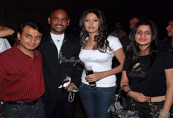 विनोद कांबळीः भारताचे माजी खेळाडू विनोद कांबळी यांनी वैवाहिक आयुष्यात दोन इनिंग खेळल्या आहेत. कांबळी यांनी 1998 साली नॉएला लुईस या हॉटेल रिसेप्शनिस्ट सोबत पहिला विवाह केला होता. मात्र दोघांचे संबंध बिघडल्याने कांबळी यांनी घटस्फोट घेतला. कांबळी यांनी नंतर एंड्रिया हॅविट नावाच्या तरुणीशी दुसरा विवाह केला. 