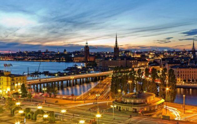 स्वीडनमध्ये सूर्य प्रकाशाचा आनंद पाहिजे तेव्हा घेतला जाऊ शकतो. ऑगस्ट महिन्यात स्वीडनमध्ये अर्ध्या रात्री सूर्य मावळतो तर पहाटे चार वाजताच उगवतो.