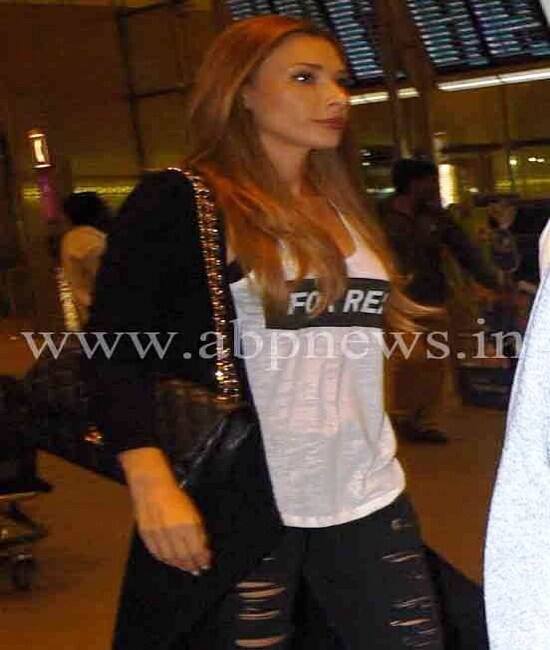 मागील काही दिवसांपासून लुलिया-सलमानच्या लग्नाची चर्चा रंगली होती. मात्र यामुळे सलमान नाराज होता. पण या फोटोंमुळे स्पष्ट होतं की, सलमान जिथे जातो तिथे लुलिया त्याच्यासोबत असतेच. (Photos: Manav Mangalani)