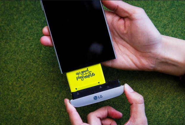 LG G5 हा अँड्रॉईडच्या मार्शमेलो या ऑपरेटिंग सिस्टीमवर चालतो. यामध्ये 2800 mAh क्षमतेची रिमुव्हेबल बॅटरी आहे. या फोनचं वजन केवळ 159 ग्रॅम एवढं असून यामध्ये वायफाय, जीपीएस, एलटीई, ब्ल्यूटूथ आणि एनएफसी कनेक्टीव्हीटी आहे.