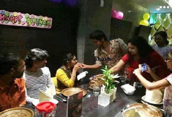 'सैराट'च्या संपूर्ण टीमसह रिंकूने तिचा वाढदिवस साजरा केला. (सर्व फोटो : रिंकू राजगुरु फॅन क्लब फेसबुक पेज)