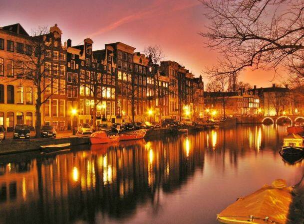 नेदरलँड हा देश या यादीत नवव्या क्रमांकावर आहे. नेदरलँडकडे 612 टन सोनं आहे.