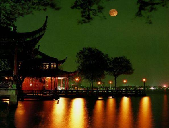 उगवत्या सूर्याचा देश अशी ओळख असणाऱ्या जपानकडे 765 टन सोनं आहे. जपानचा जगात सर्वाधिक सोनं असणाऱ्यांच्या यादीत आठवा क्रमांक लागतो.