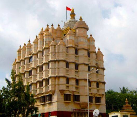 मुंबईतील सिद्धिविनायक मंदिर श्रीमंत मंदिरांच्या यादीत पाचव्या स्थानावर असून, या मंदिराकडे तब्बल 125 कोटींची संपत्ती आहे.